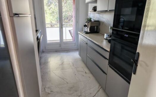 À Vendre : Appartement T3 de Standing de 70m² avec Piscine et Terrain de Tennis