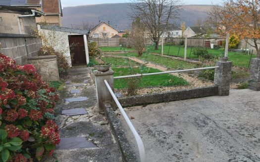 Maison mitoyenne d un côté a rénové