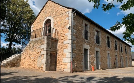 Bâtiment sur terrain de plus d’1Ha