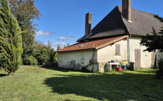 Bâtisse authentique avec 3 000 m² de terrain et dépendances