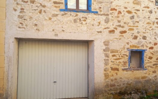 Idéal investisseur : Grande maison en pierres restaurée avec 3 logements