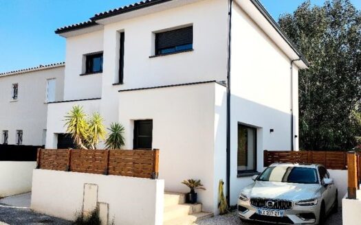 5 PIECES GARAGE TERRAIN a VIAS PLAGE