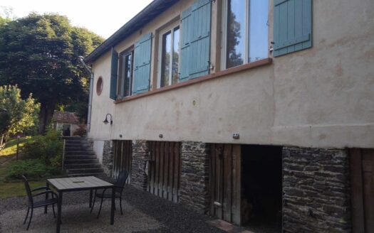 Maison atypique en bord de rivière