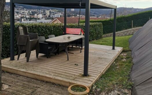 SUPERBE MAISON FAMILIALE AVEC VUE DÉGAGÉE – 136 m² à Unieux Prix : 329 000 € (2 419 €/m²)