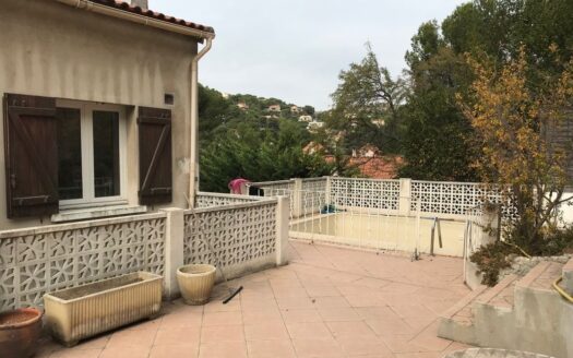 Haut de villa avec très grande terrasse et balcon – PROCHE PLAGE !