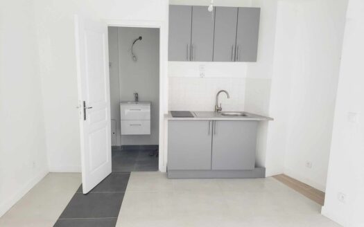 Studio 18.71m2, 20ème, Rez-de-Chaussée dans une petite cours pavée