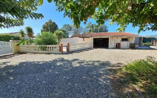 Maison 3 chambres ,Grand terrain ,piscine  ,garage .