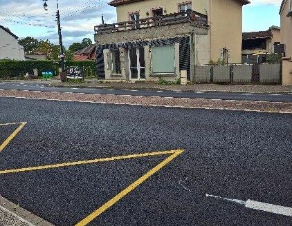 Maison avec local commerciale avec parking libre toutes activités