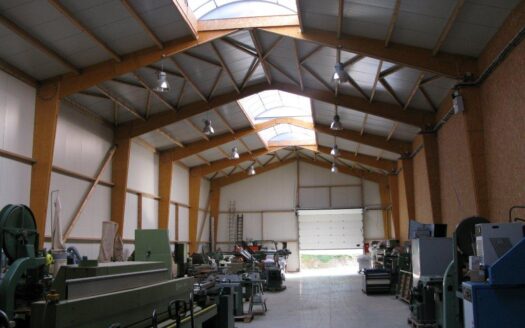 Bâtiment professionnel 1081 m2 + bureaux + maison 450 m2 sur 3 hectares