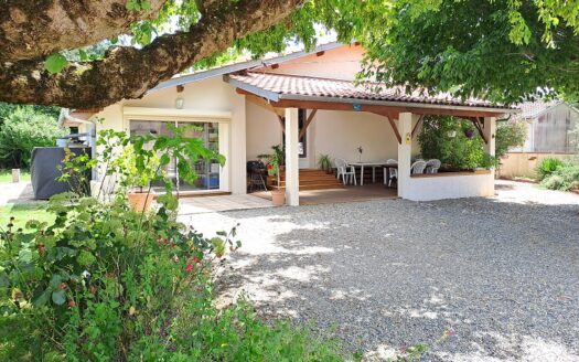 Maison 3 chambres ,Grand terrain ,piscine  ,garage .