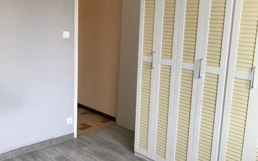 Haut de villa avec très grande terrasse et balcon – PROCHE PLAGE !