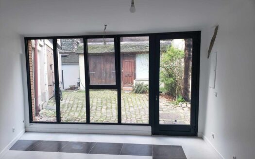Studio 18.71m2, 20ème, Rez-de-Chaussée dans une petite cours pavée