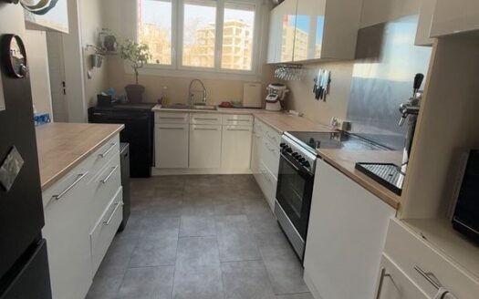 Appartement T4 rénové à 5 min à pied du métro D – Secteur Grand Parilly