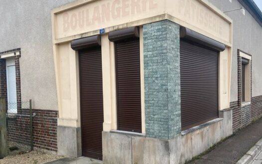 1/2  Ancien commerce composé de 2 maisons