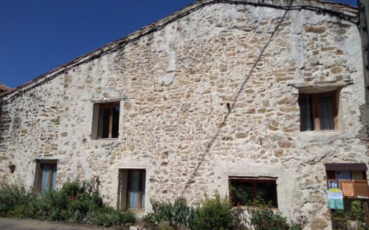 Idéal investisseur : Grande maison en pierres restaurée avec 3 logements