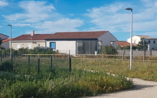 Maison atypique, grands vitrages, double garage