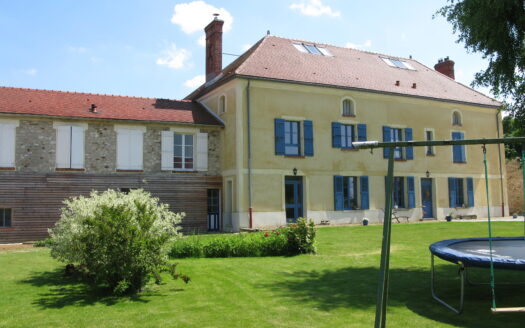 Bâtiment professionnel 1081 m2 + bureaux + maison 450 m2 sur 3 hectares