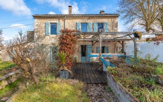 Maison ancienne entièrement rénovée dans un cadre bucolique – Saint-Julien-du-Puy