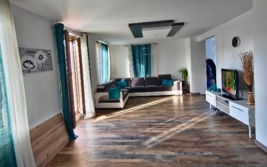 Maison avec local commerciale avec parking libre toutes activités