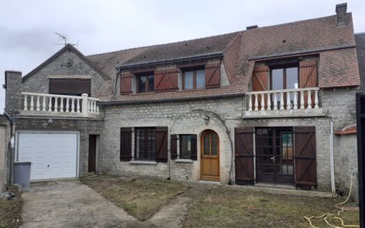 Bel. Maison de caractère prox: 45/28,../ Env.1h Capitale
