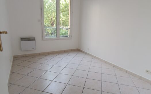 Petit F3 avec grande terrasse Sud, Proche centre ville Osny