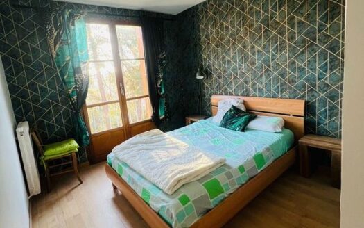 Appartement T4 vue imprenable sur la Sainte-Victoire et donne sur un parc arboré.