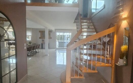 Élégante Maison Familiale de 200 m2 – Lumineuse et Idéalement Située