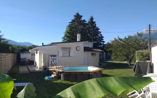 Maison de plain pied avec piscine