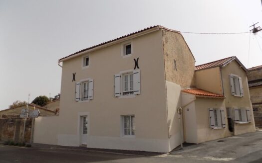 Grande maison de bourg non mitoyenne