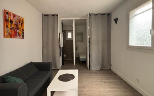 Sanary t1 bis avec grand jardin et parking