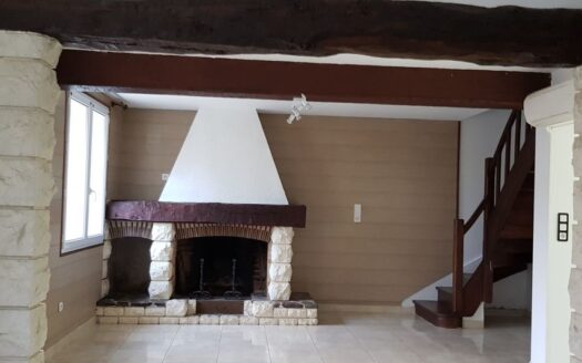 IDEAL FAMILLE, CHARMANTE MAISON EN BORD DE RIVIERE
