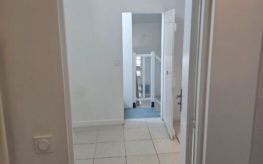 Montlhéry place du Marché Maisonnette/appartement atypique de 84 m² carrez 120 m2 utile E/O