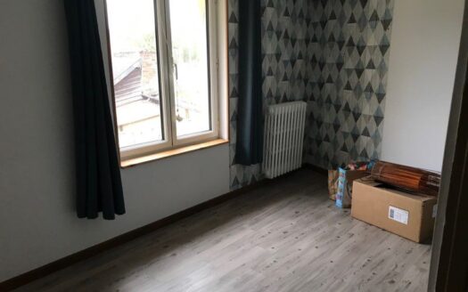 Maison de ville avec local et dépendance