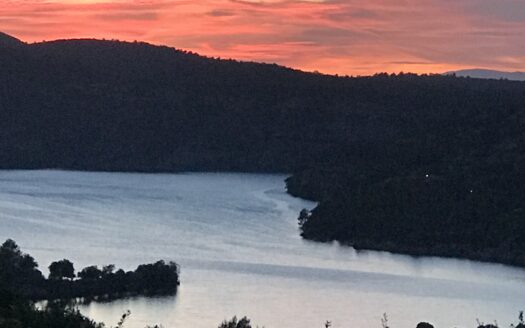 Domaine à vendre – 3 maisons – 3 hectares – sublime vue lac