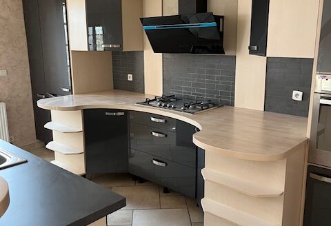 ENTRE SOMBERNON ET VITTEAU 21  dans le village d’AVOSNES maison sur 790 m² de terrain