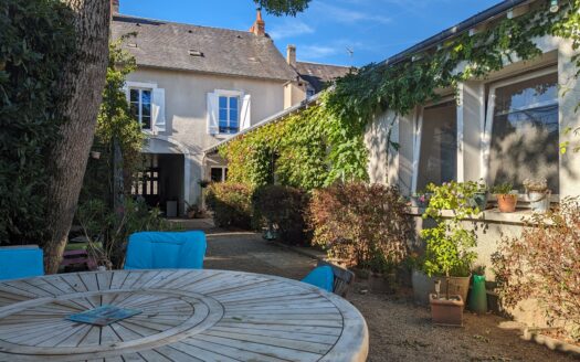 Maison de ville avec jardin clos, parking et 5 chambres