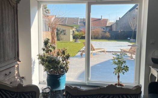 Maison familiale avec piscine et jardin