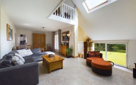 MAISON DE 250 M2 avec dépendance