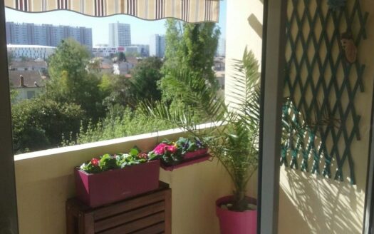 Appartement lumineux, traversant, dans résidence calme, bon état, 79 m2, 3 chambres, grand plac