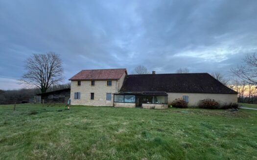 Maison en pierre rénovée de 305m2 avec parc arboré sur 1,4 hectare