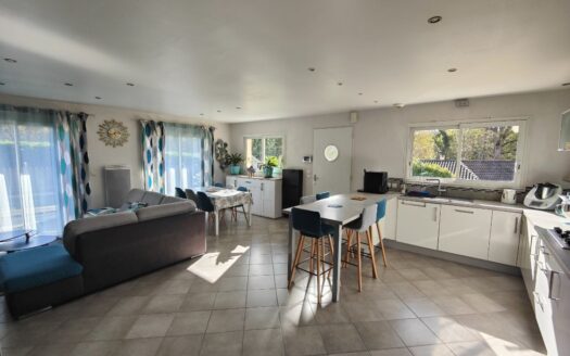 Belle maison spacieuse avec piscine et terrasses – À découvrir !