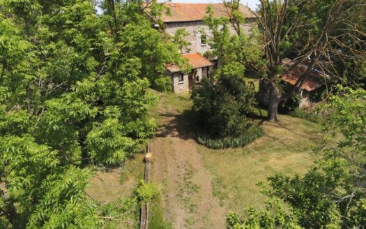 Propriété : ancienne ferme avec dépendances sur terrain constructible