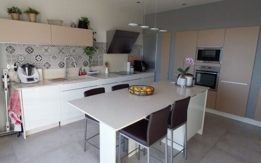 Villa à vendre centre village Cucuron 84160