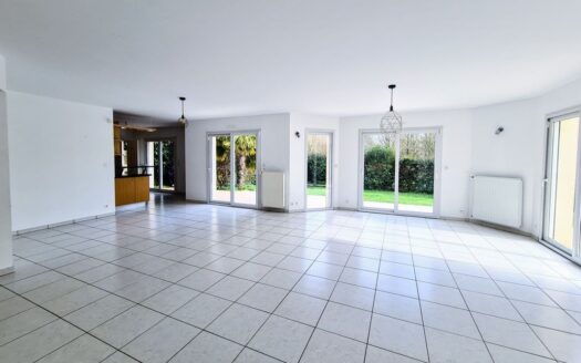 Particulier Vend, Belle Maison T7 – 5 Chambres, 3 Salles d’eau, 3 WC, de 182m² au sol, 2 Garage