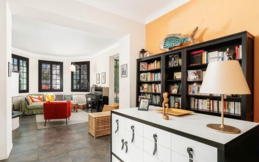 MAISON FAMILIALE 6 CHAMBRES AVEC JARDIN, GARAGE ET APPARTEMENT À 800M DE LA MER – UN BIEN