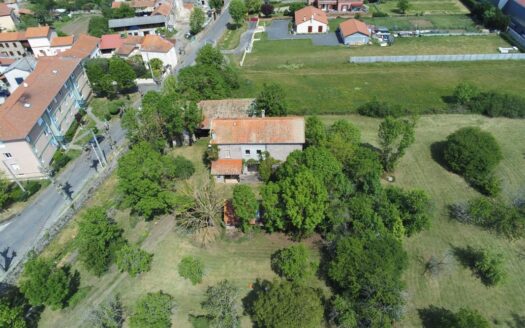 Propriété : ancienne ferme avec dépendances sur terrain constructible
