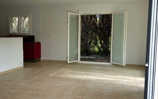 Maison 80 m2 à fort potentiel avec jardin de 1770 m2 .