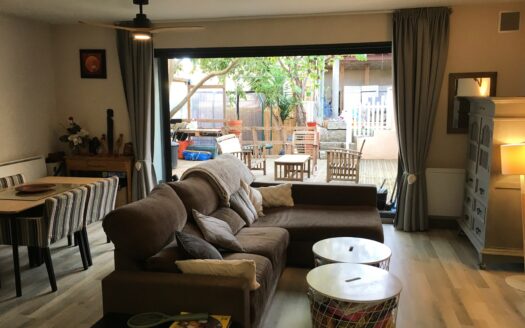 Maison de village lumineuse avec pièce de vie donnant sur une grande terrasse
