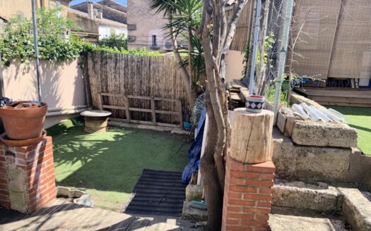 Maison de village lumineuse avec pièce de vie donnant sur une grande terrasse