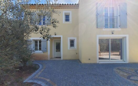Villa neuve 167 m2 proche commerces en brique iso , piscine chauffée ,panneaux solaires maison